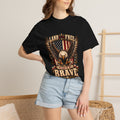 Comfort Colors® 勇者のおかげで自由の国 Tシャツ、愛国 ハクトウワシ ギフト、アメリカ国旗 退役軍人、軍支援シャツ