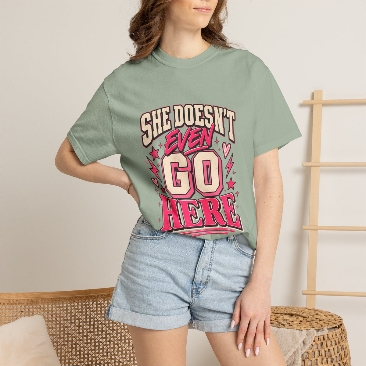 T-shirt Comfort Colors® « She Doesn't Even Go Here », cadeau avec citation drôle de Mean Girls, t-shirt humoristique sur la culture pop, cadeau pour amatrice de films pour une soirée entre filles