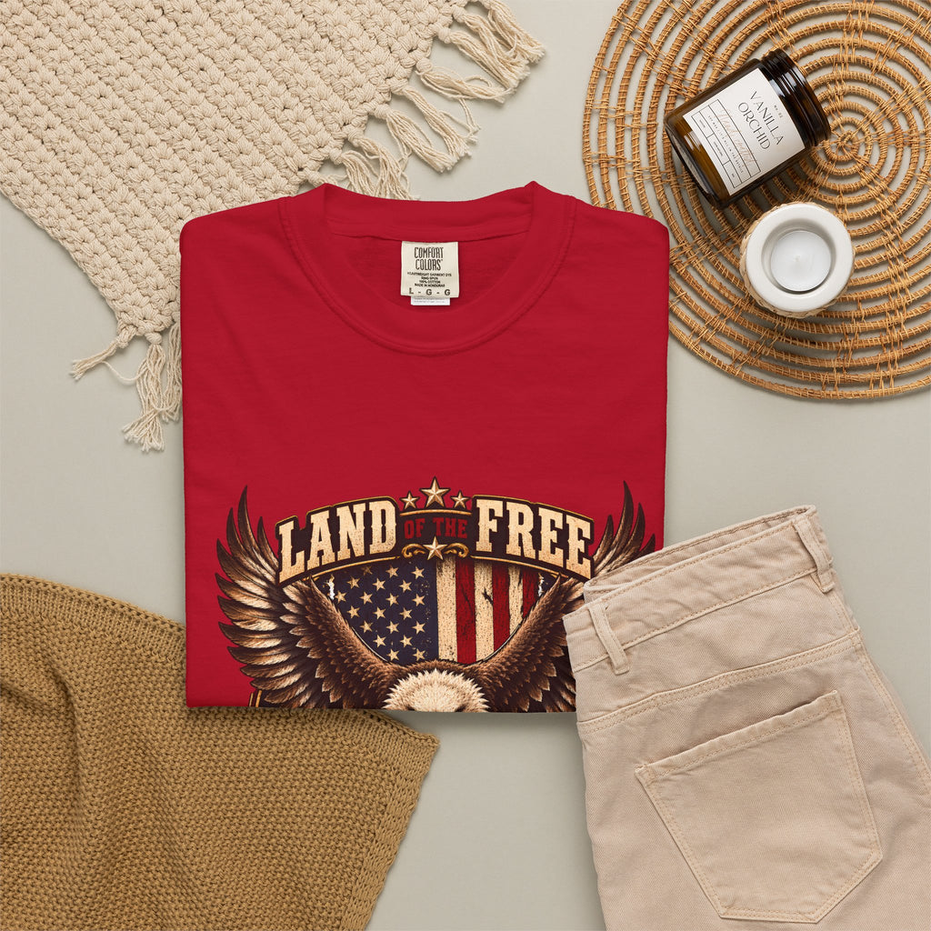Comfort Colors® 勇者のおかげで自由の国 Tシャツ、愛国 ハクトウワシ ギフト、アメリカ国旗 退役軍人、軍支援シャツ