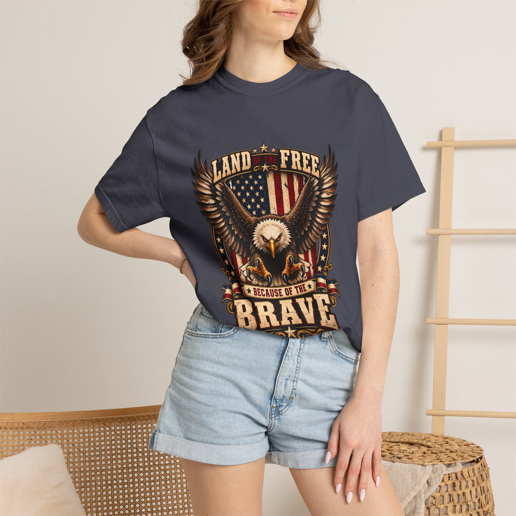 Comfort Colors® 勇者のおかげで自由の国 Tシャツ、愛国 ハクトウワシ ギフト、アメリカ国旗 退役軍人、軍支援シャツ
