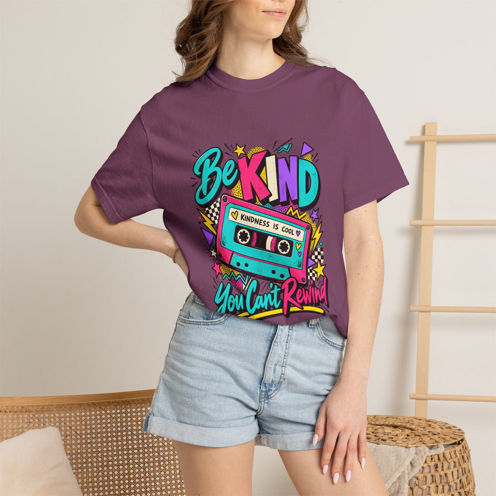 Camiseta Comfort Colors® Be Kind Kindness Is Cool You Can't Rewind, regalo de agradecimiento retro con mensaje de amabilidad, camiseta gráfica positiva con casete de los años 80