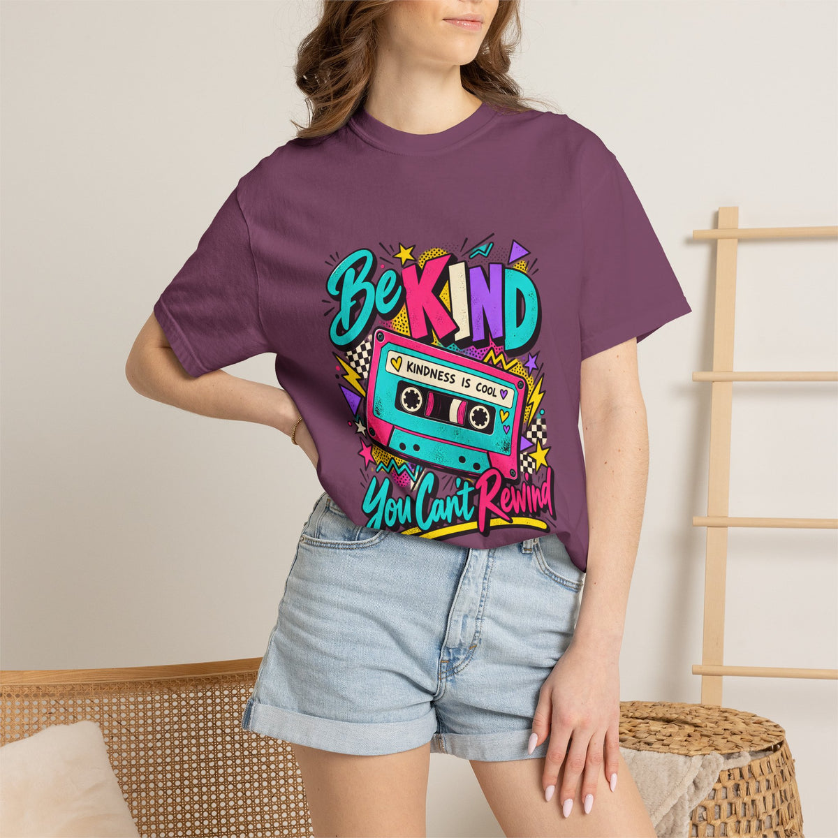 Camiseta Comfort Colors® Be Kind Kindness Is Cool You Can't Rewind, regalo de agradecimiento retro con mensaje de amabilidad, camiseta gráfica positiva con casete de los años 80