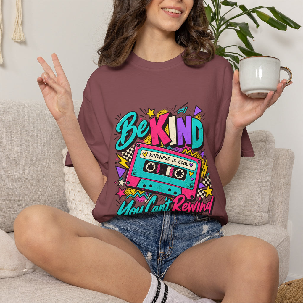 Camiseta Comfort Colors® Be Kind Kindness Is Cool You Can't Rewind, regalo de agradecimiento retro con mensaje de amabilidad, camiseta gráfica positiva con casete de los años 80