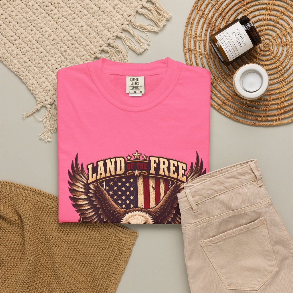 Comfort Colors® 勇者のおかげで自由の国 Tシャツ、愛国 ハクトウワシ ギフト、アメリカ国旗 退役軍人、軍支援シャツ