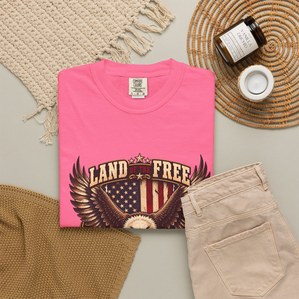 Comfort Colors® 勇者のおかげで自由の国 Tシャツ、愛国 ハクトウワシ ギフト、アメリカ国旗 退役軍人、軍支援シャツ