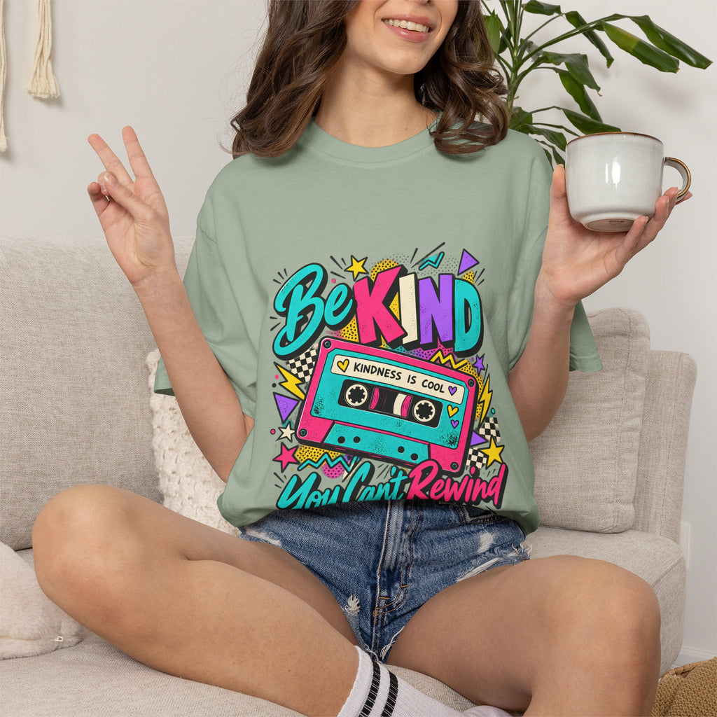 Camiseta Comfort Colors® Be Kind Kindness Is Cool You Can't Rewind, regalo de agradecimiento retro con mensaje de amabilidad, camiseta gráfica positiva con casete de los años 80