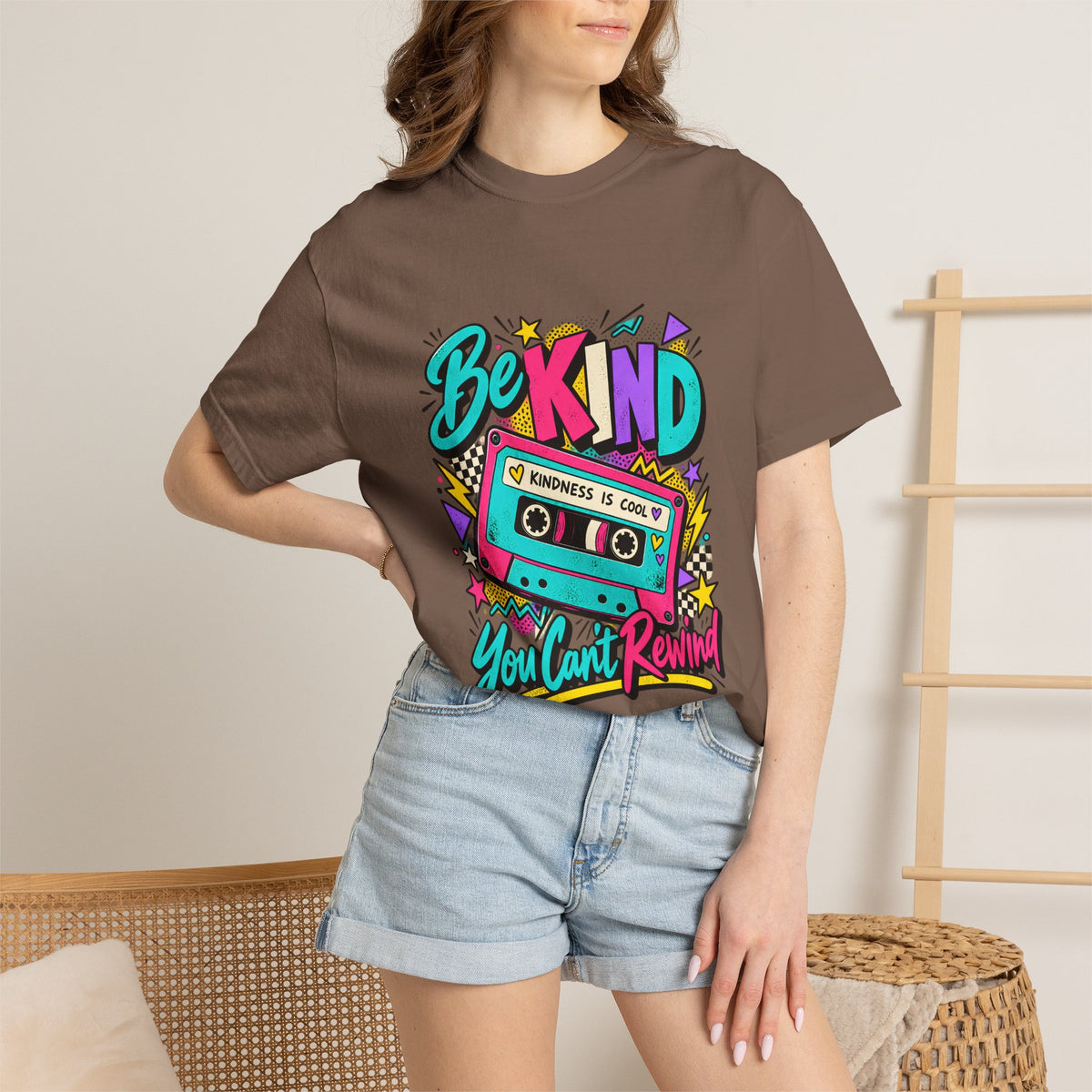 Camiseta Comfort Colors® Be Kind Kindness Is Cool You Can't Rewind, regalo de agradecimiento retro con mensaje de amabilidad, camiseta gráfica positiva con casete de los años 80