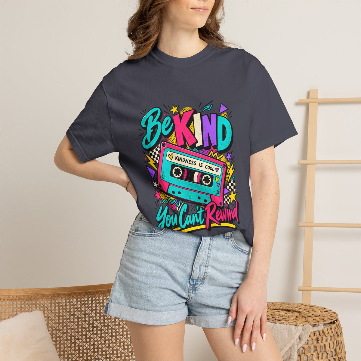 Camiseta Comfort Colors® Be Kind Kindness Is Cool You Can't Rewind, regalo de agradecimiento retro con mensaje de amabilidad, camiseta gráfica positiva con casete de los años 80