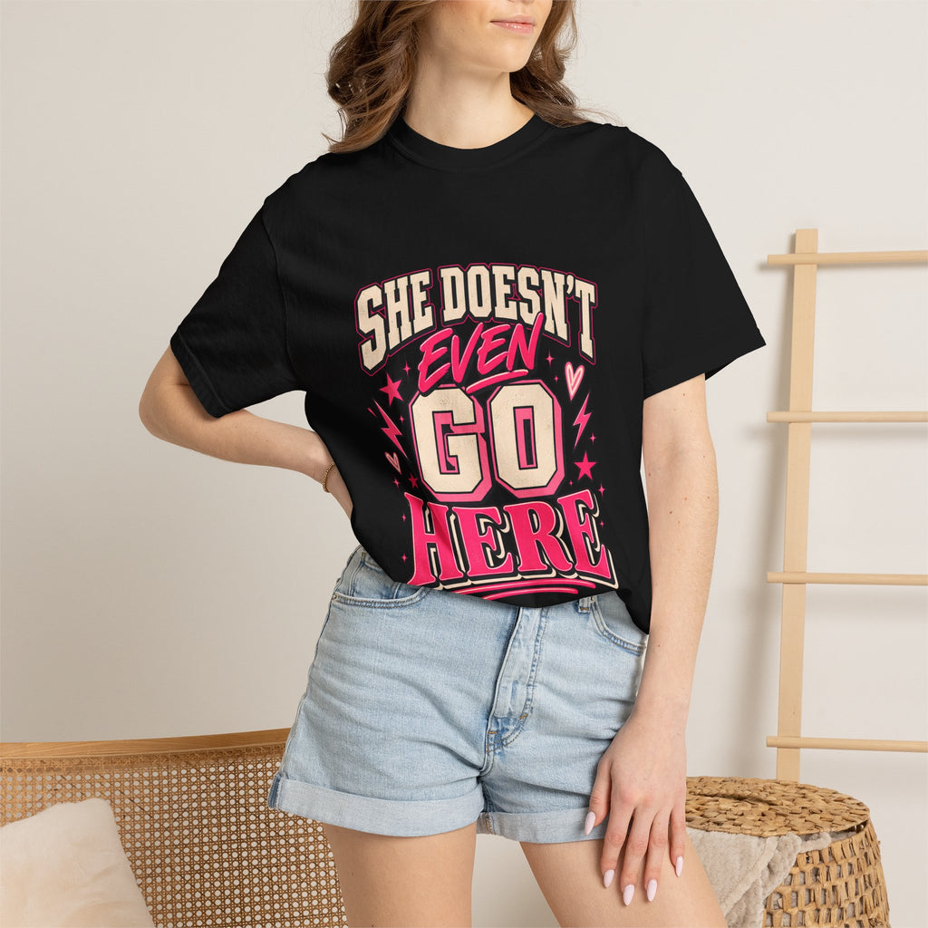T-shirt Comfort Colors® « She Doesn't Even Go Here », cadeau avec citation drôle de Mean Girls, t-shirt humoristique sur la culture pop, cadeau pour amatrice de films pour une soirée entre filles