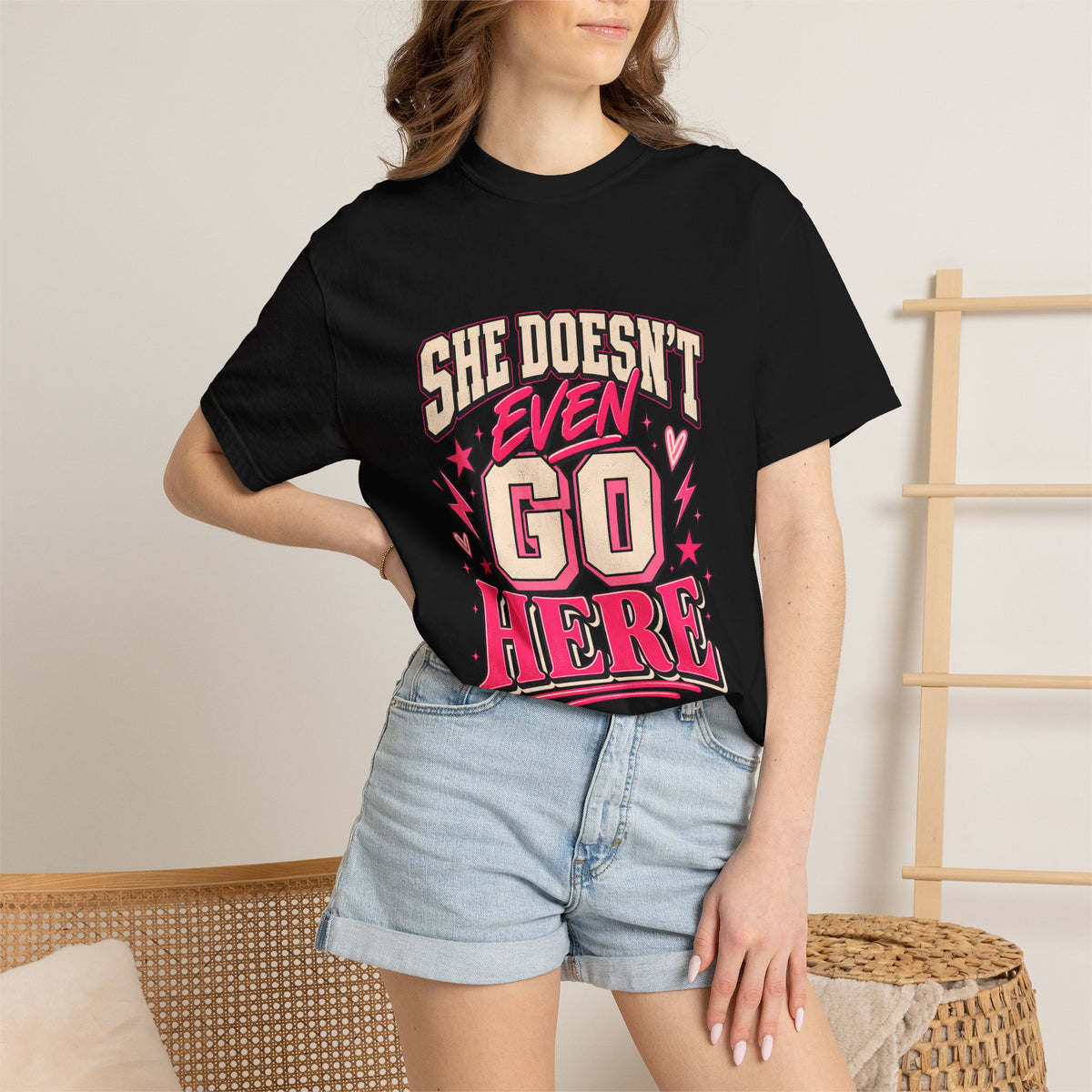 T-shirt Comfort Colors® « She Doesn't Even Go Here », cadeau avec citation drôle de Mean Girls, t-shirt humoristique sur la culture pop, cadeau pour amatrice de films pour une soirée entre filles