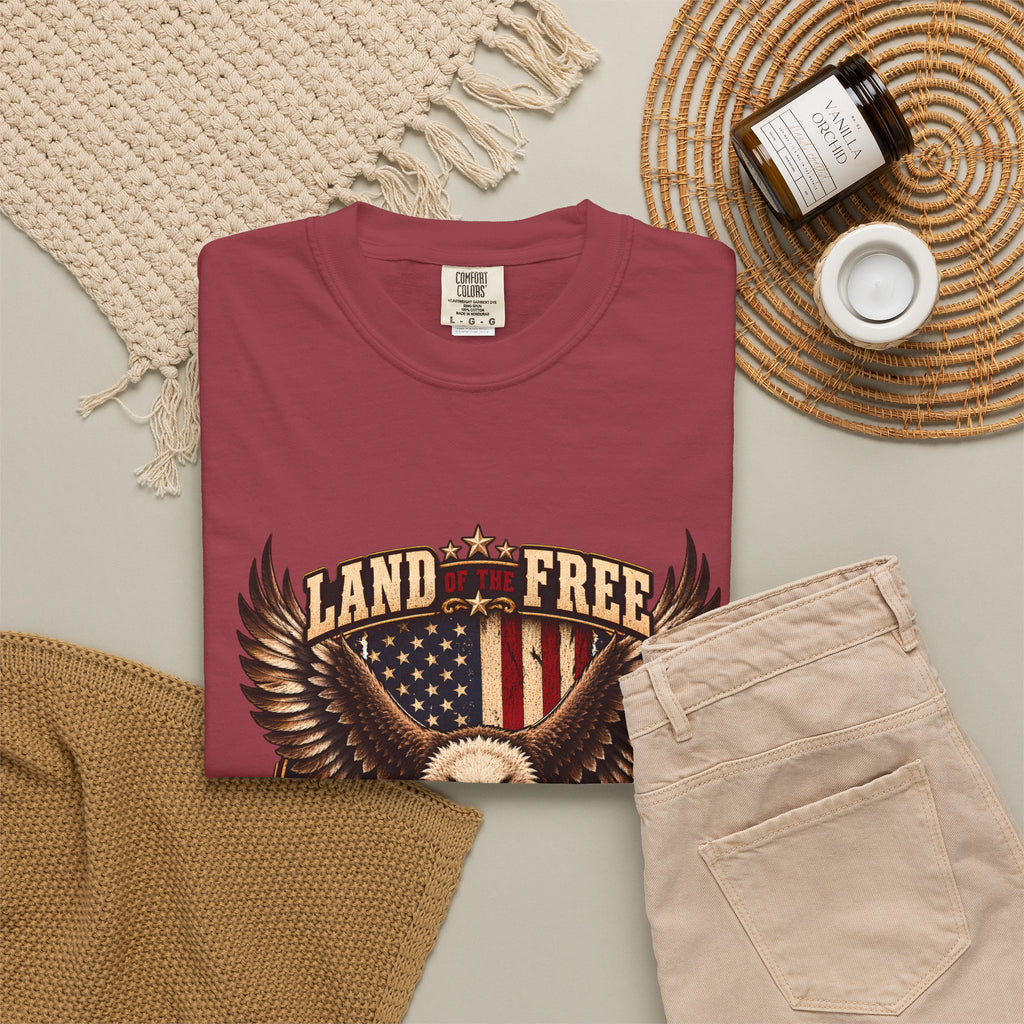 Comfort Colors® 勇者のおかげで自由の国 Tシャツ、愛国 ハクトウワシ ギフト、アメリカ国旗 退役軍人、軍支援シャツ
