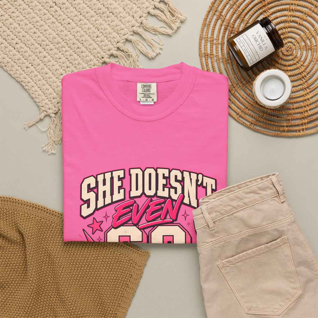 T-shirt Comfort Colors® « She Doesn't Even Go Here », cadeau avec citation drôle de Mean Girls, t-shirt humoristique sur la culture pop, cadeau pour amatrice de films pour une soirée entre filles