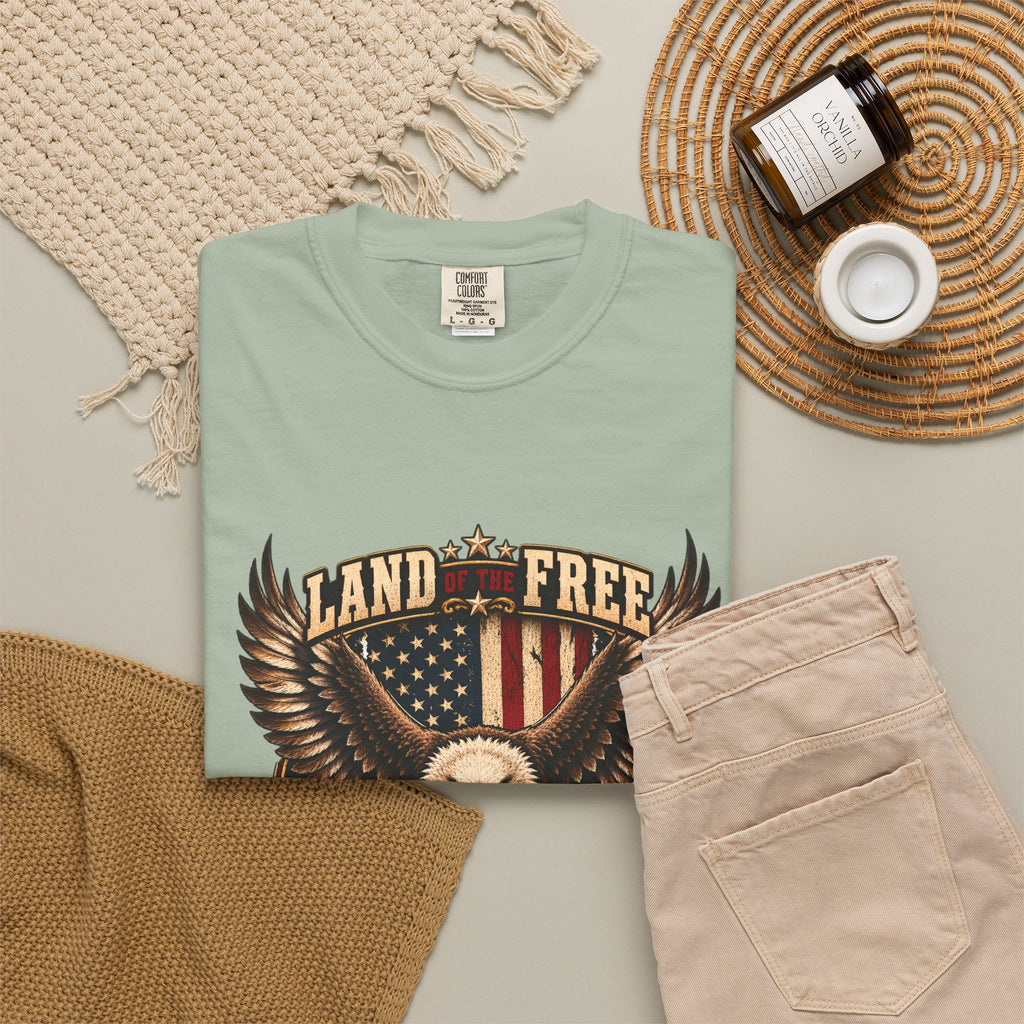 Comfort Colors® 勇者のおかげで自由の国 Tシャツ、愛国 ハクトウワシ ギフト、アメリカ国旗 退役軍人、軍支援シャツ