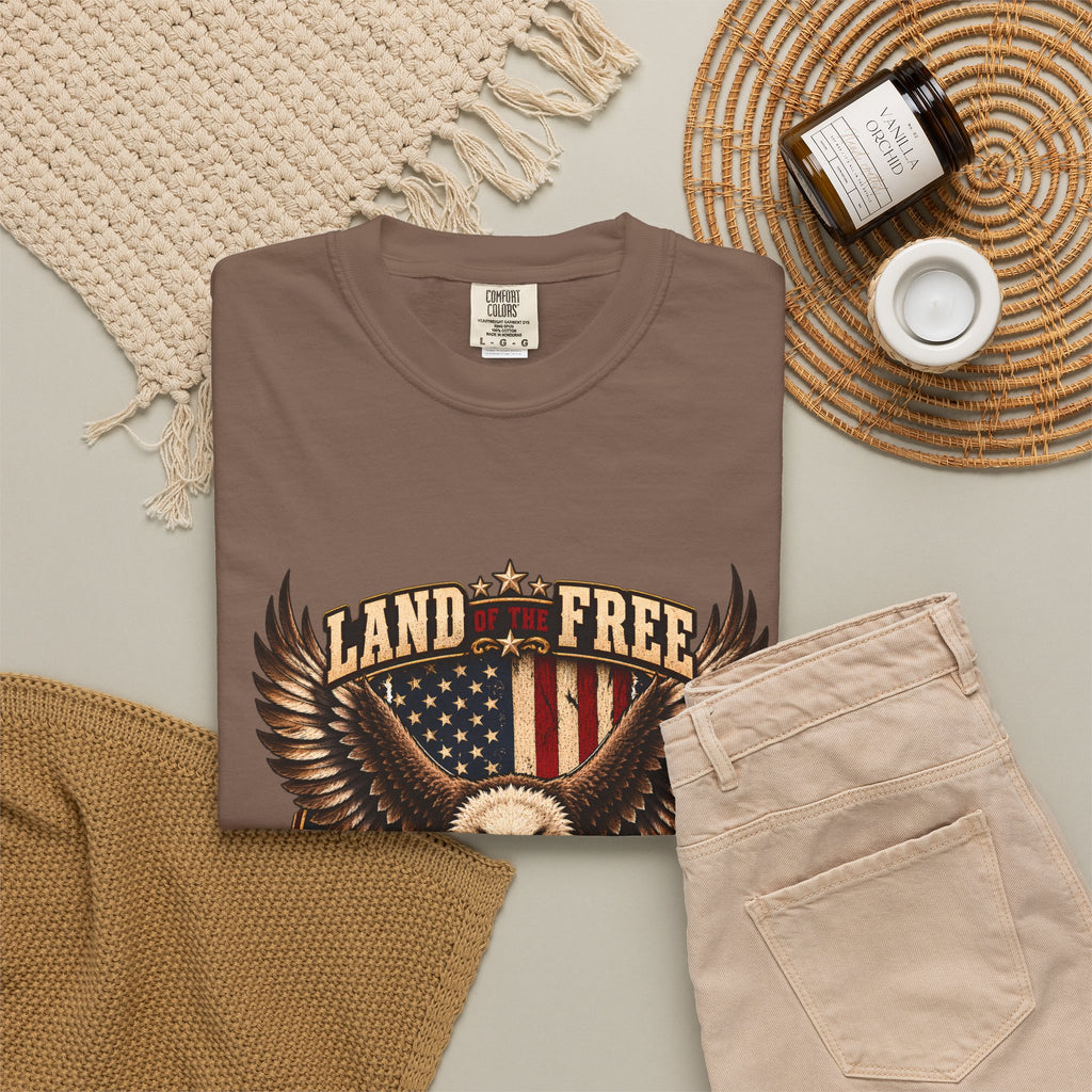 Comfort Colors® 勇者のおかげで自由の国 Tシャツ、愛国 ハクトウワシ ギフト、アメリカ国旗 退役軍人、軍支援シャツ