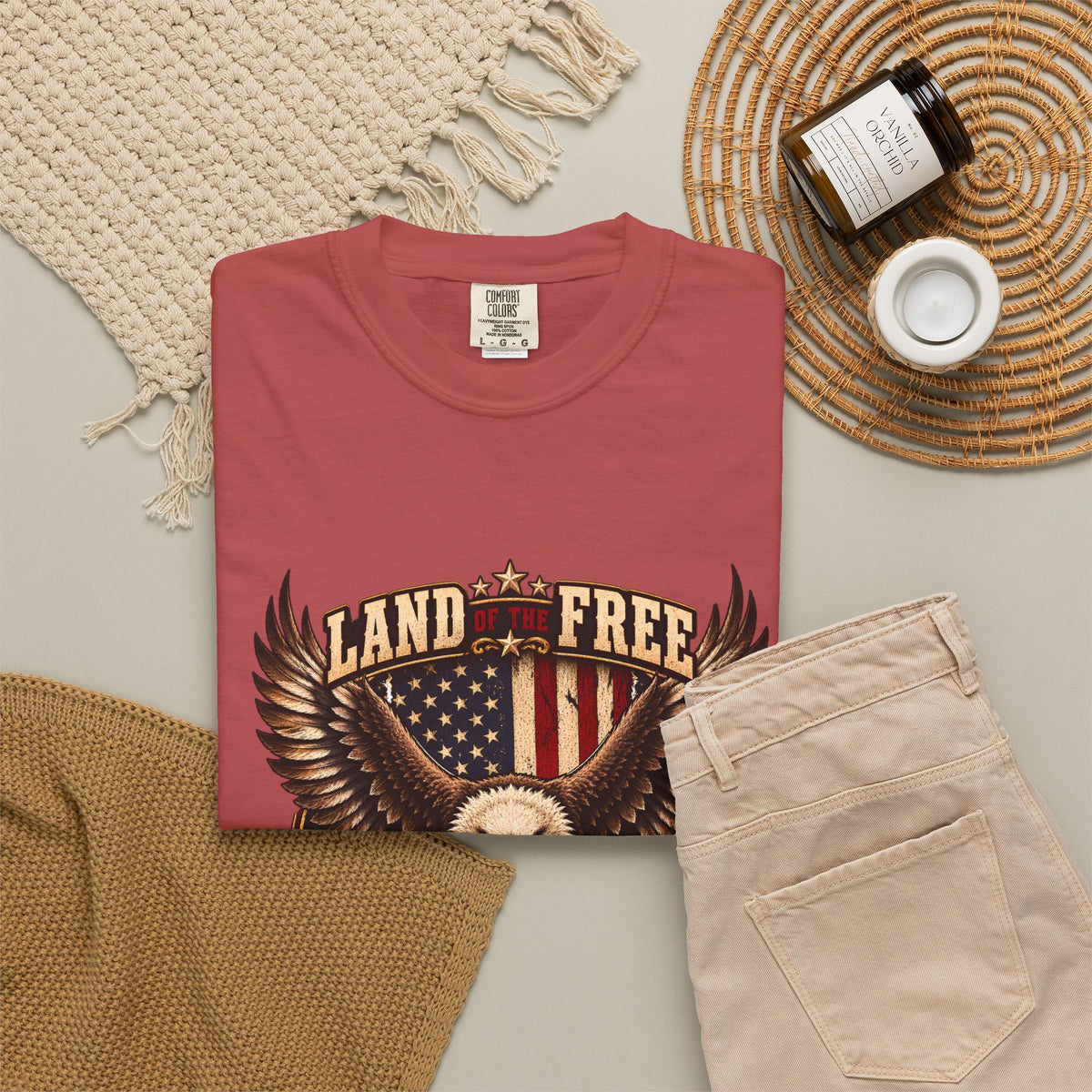 Comfort Colors® 勇者のおかげで自由の国 Tシャツ、愛国 ハクトウワシ ギフト、アメリカ国旗 退役軍人、軍支援シャツ