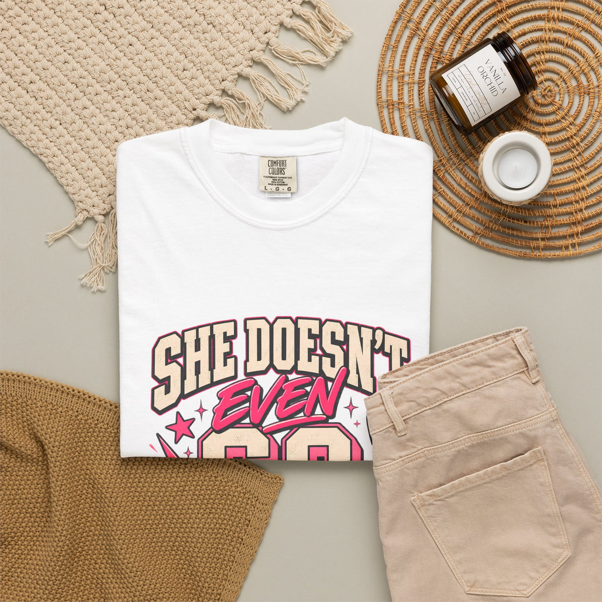 T-shirt Comfort Colors® « She Doesn't Even Go Here », cadeau avec citation drôle de Mean Girls, t-shirt humoristique sur la culture pop, cadeau pour amatrice de films pour une soirée entre filles