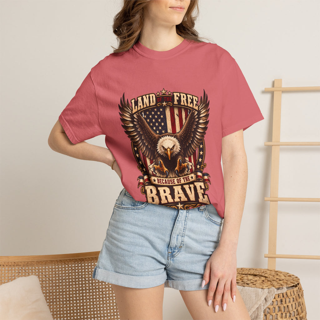 Comfort Colors® 勇者のおかげで自由の国 Tシャツ、愛国 ハクトウワシ ギフト、アメリカ国旗 退役軍人、軍支援シャツ