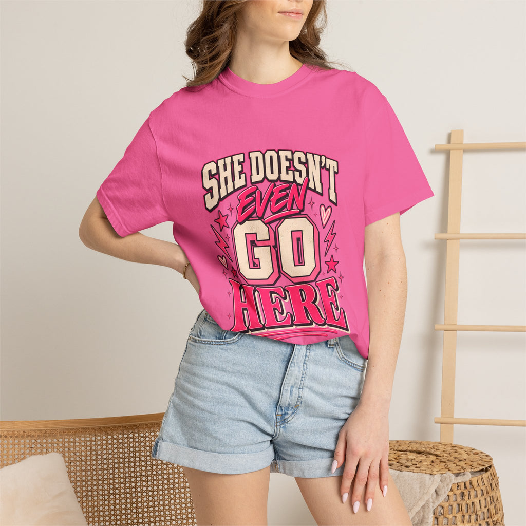 T-shirt Comfort Colors® « She Doesn't Even Go Here », cadeau avec citation drôle de Mean Girls, t-shirt humoristique sur la culture pop, cadeau pour amatrice de films pour une soirée entre filles