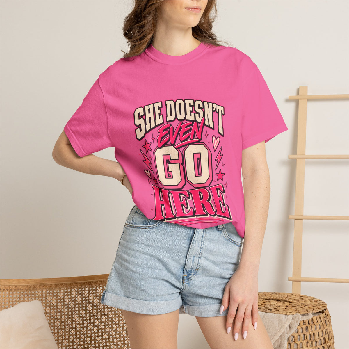 T-shirt Comfort Colors® « She Doesn't Even Go Here », cadeau avec citation drôle de Mean Girls, t-shirt humoristique sur la culture pop, cadeau pour amatrice de films pour une soirée entre filles