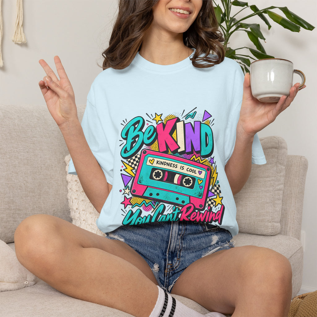 Camiseta Comfort Colors® Be Kind Kindness Is Cool You Can't Rewind, regalo de agradecimiento retro con mensaje de amabilidad, camiseta gráfica positiva con casete de los años 80