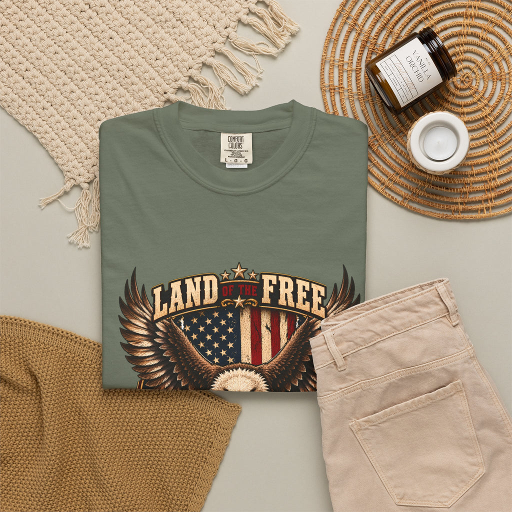 Comfort Colors® 勇者のおかげで自由の国 Tシャツ、愛国 ハクトウワシ ギフト、アメリカ国旗 退役軍人、軍支援シャツ