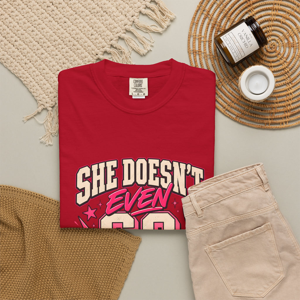 T-shirt Comfort Colors® « She Doesn't Even Go Here », cadeau avec citation drôle de Mean Girls, t-shirt humoristique sur la culture pop, cadeau pour amatrice de films pour une soirée entre filles
