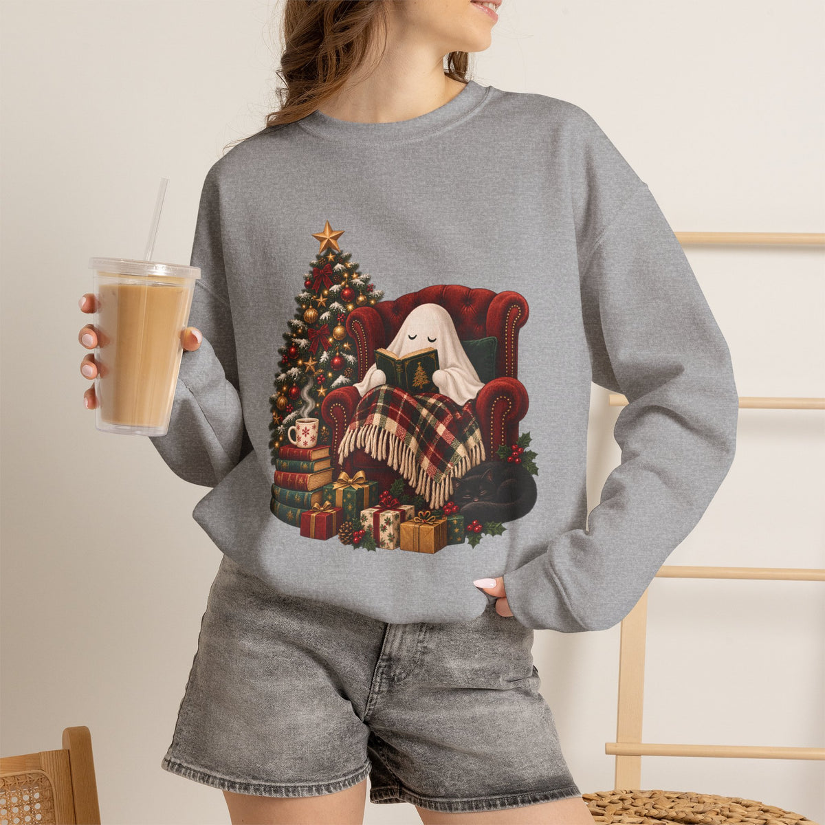 Sweat-shirt de Noël confortable avec fantôme, cadeau de fêtes pour amateur de livres, sweat-shirt graphique de lecture de Noël effrayant, joli cadeau sur le thème du livre « Ghostmas »