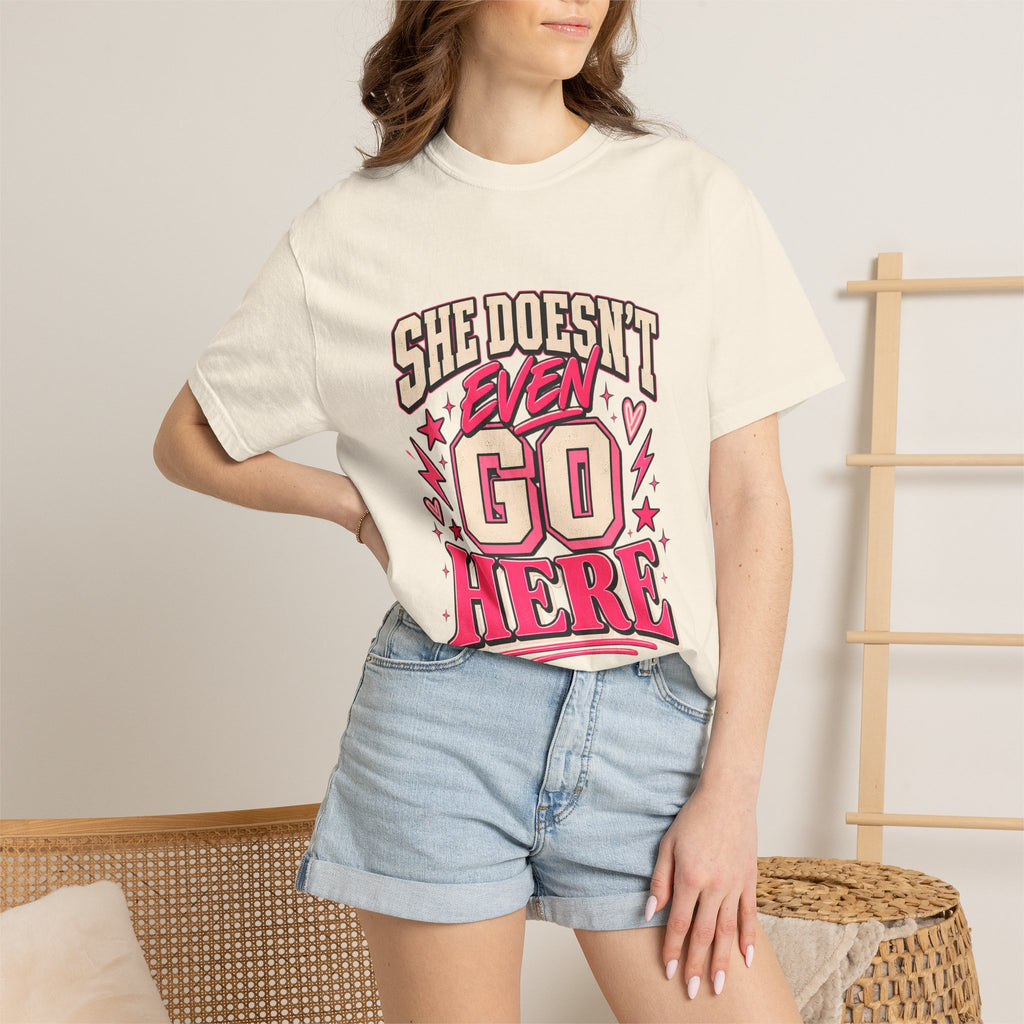T-shirt Comfort Colors® « She Doesn't Even Go Here », cadeau avec citation drôle de Mean Girls, t-shirt humoristique sur la culture pop, cadeau pour amatrice de films pour une soirée entre filles