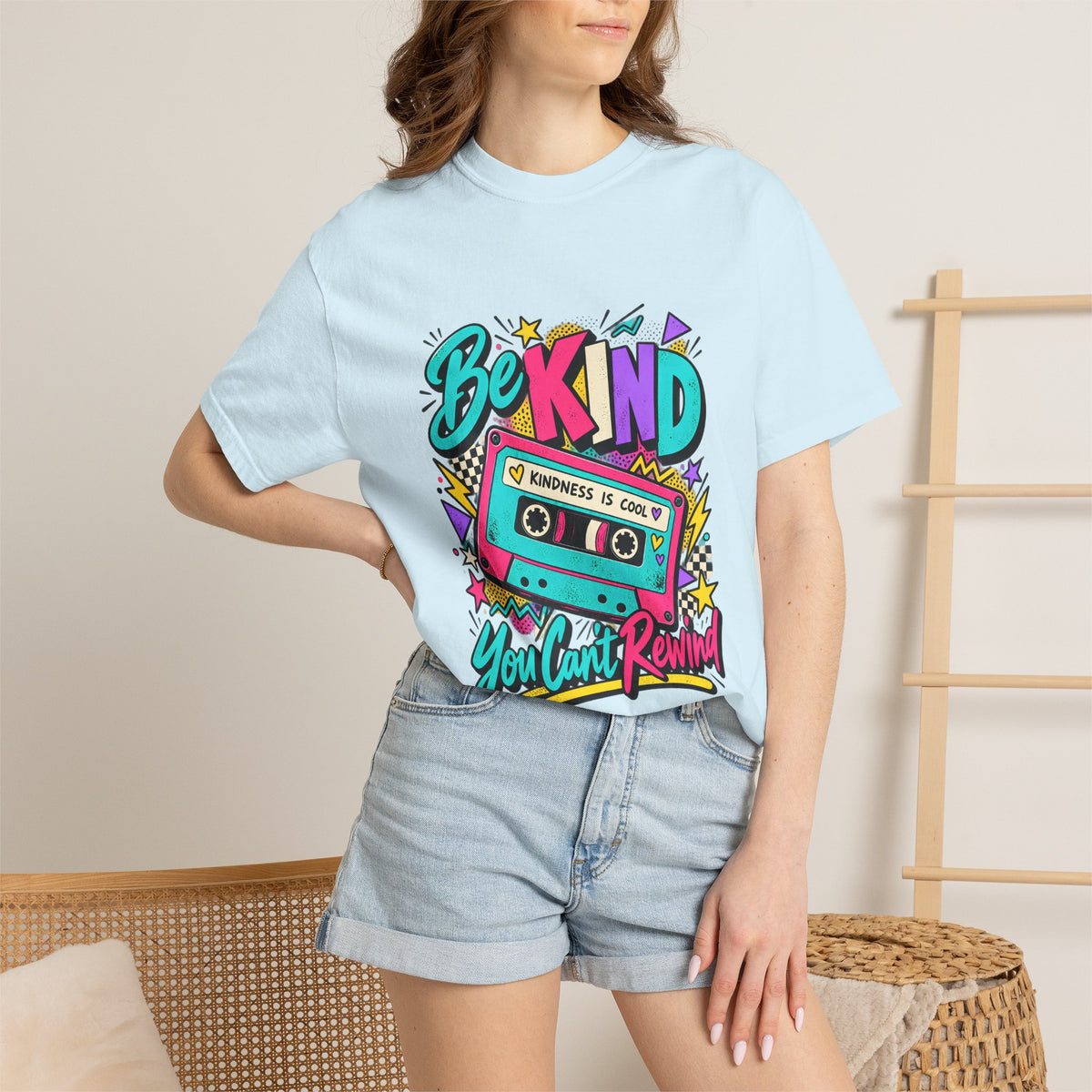 Camiseta Comfort Colors® Be Kind Kindness Is Cool You Can't Rewind, regalo de agradecimiento retro con mensaje de amabilidad, camiseta gráfica positiva con casete de los años 80
