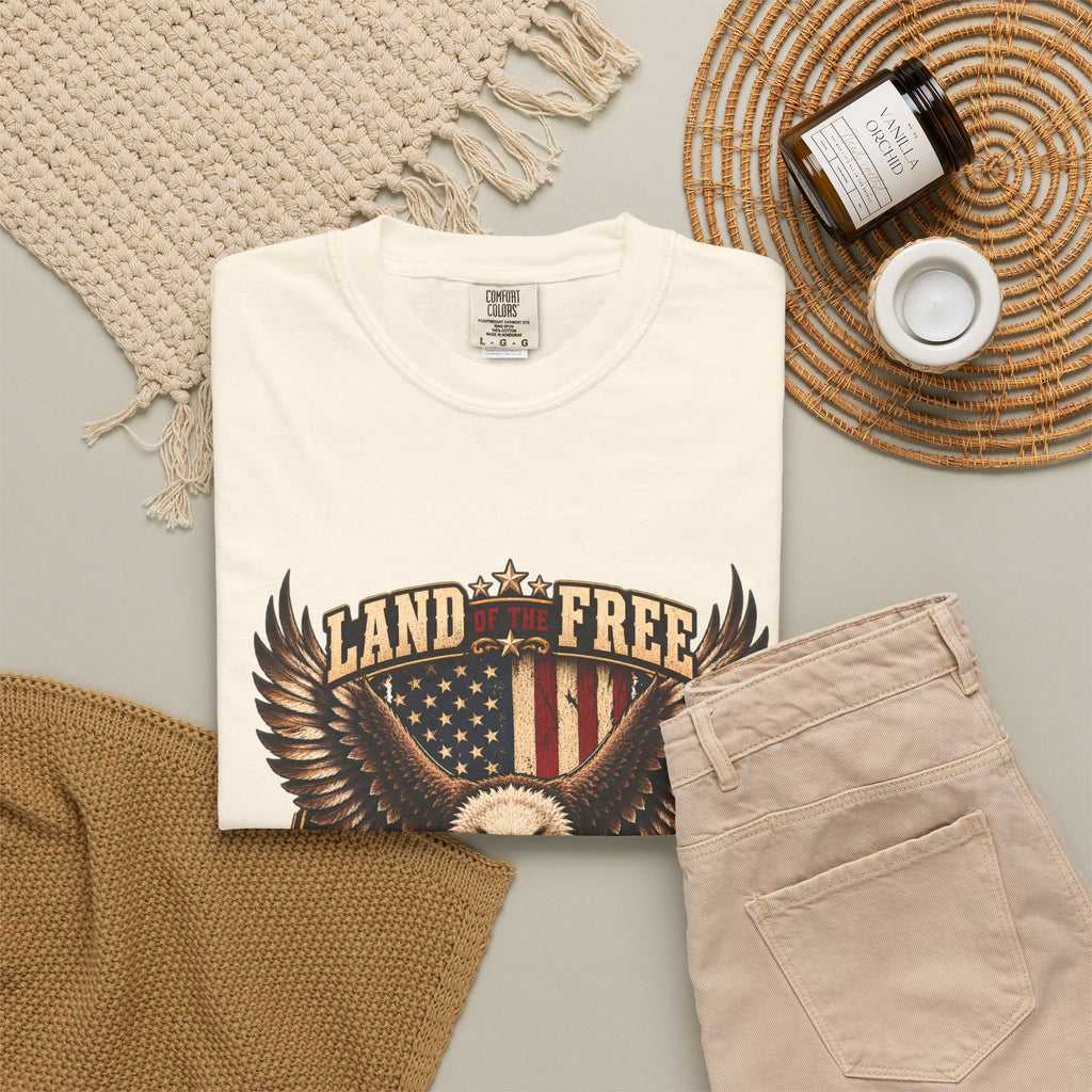Comfort Colors® 勇者のおかげで自由の国 Tシャツ、愛国 ハクトウワシ ギフト、アメリカ国旗 退役軍人、軍支援シャツ