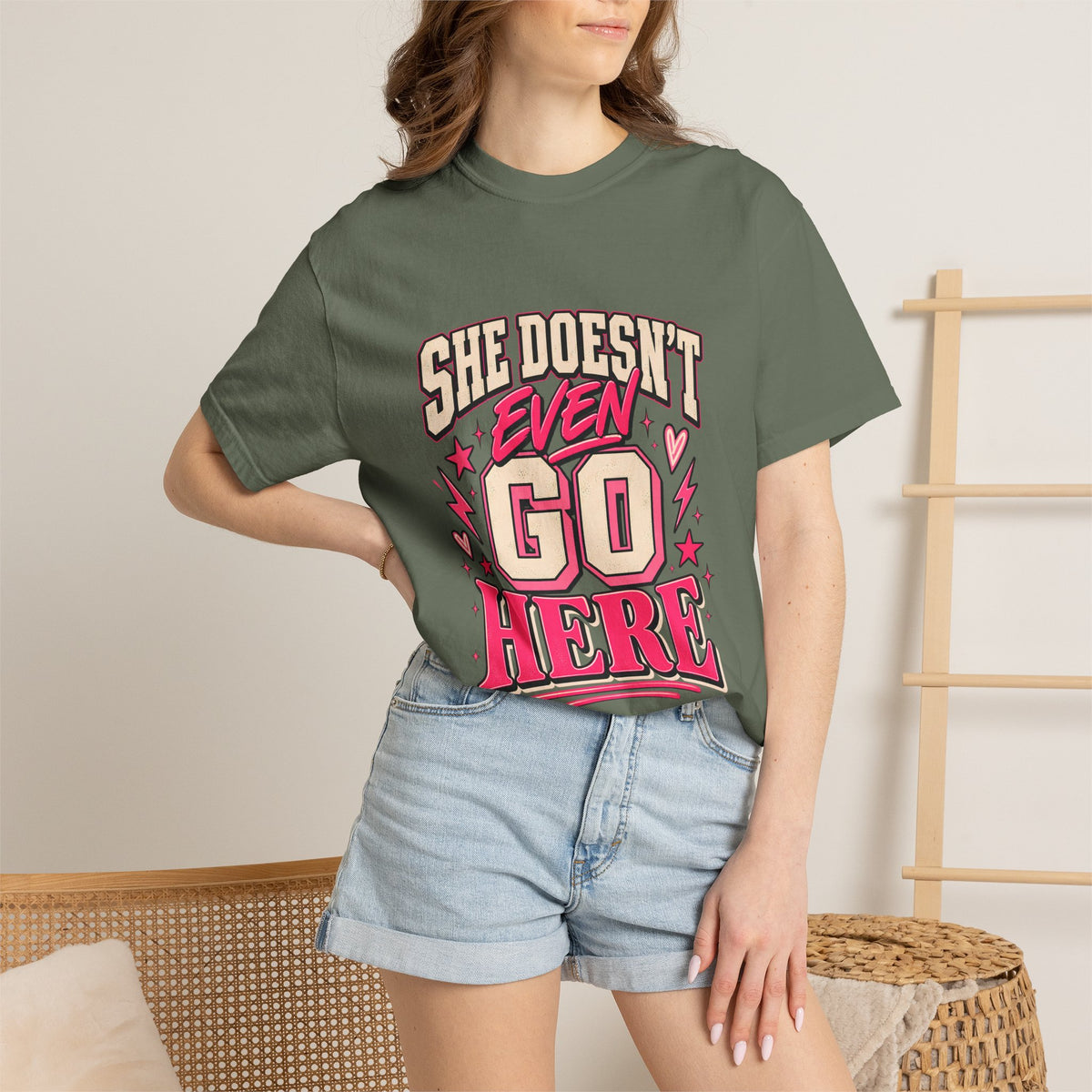 T-shirt Comfort Colors® « She Doesn't Even Go Here », cadeau avec citation drôle de Mean Girls, t-shirt humoristique sur la culture pop, cadeau pour amatrice de films pour une soirée entre filles