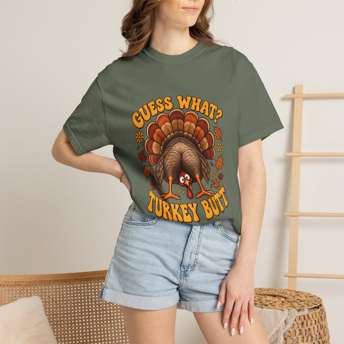 Camiseta Comfort Colors® "Guess What Turkey Butt", regalo divertido de Acción de Gracias con pavo, regalo retro con humor para la cena de otoño, camiseta gráfica familiar para Acción de Gracias