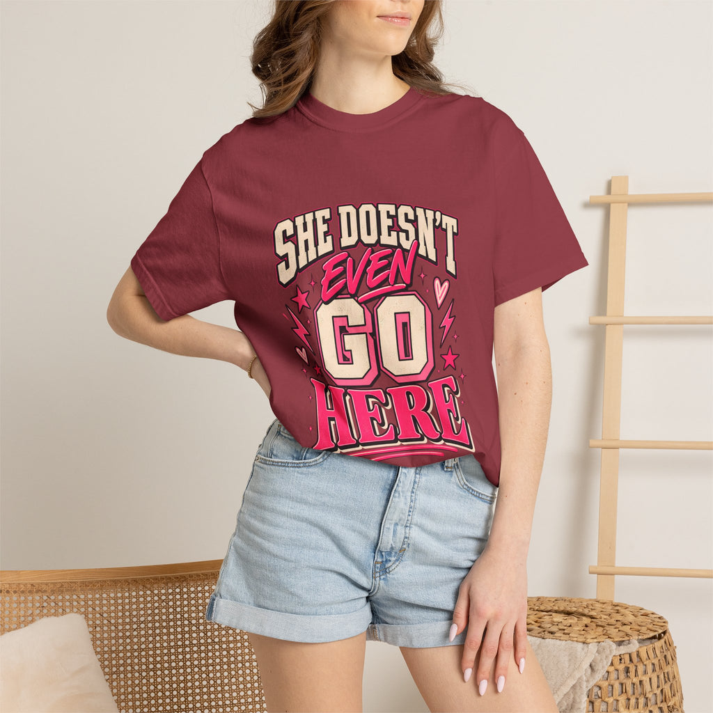 T-shirt Comfort Colors® « She Doesn't Even Go Here », cadeau avec citation drôle de Mean Girls, t-shirt humoristique sur la culture pop, cadeau pour amatrice de films pour une soirée entre filles