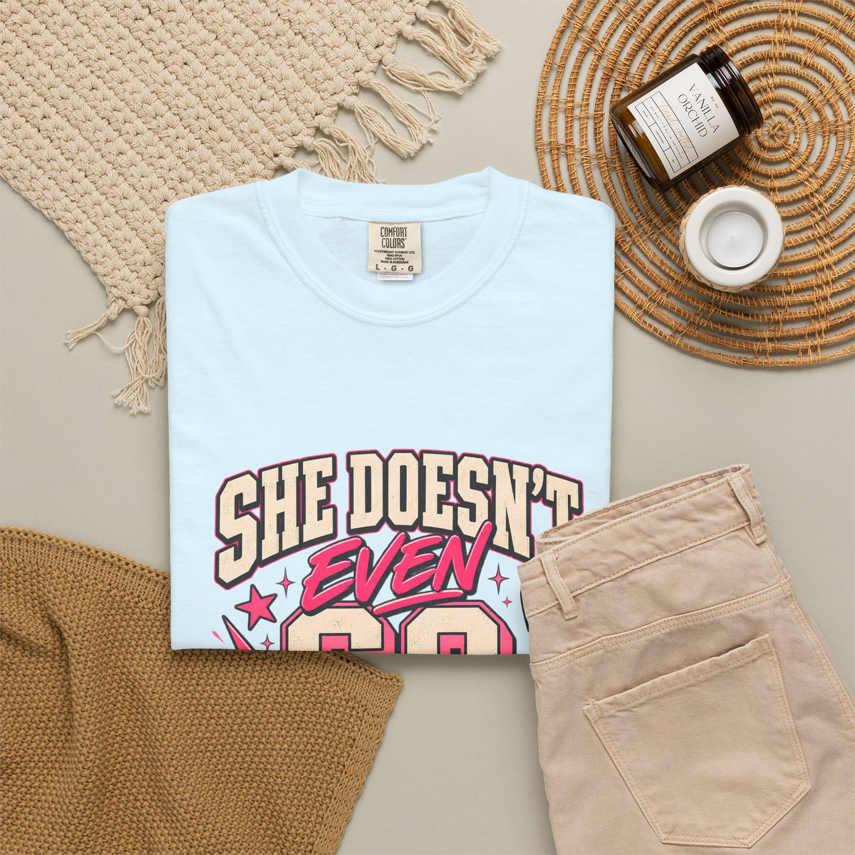 T-shirt Comfort Colors® « She Doesn't Even Go Here », cadeau avec citation drôle de Mean Girls, t-shirt humoristique sur la culture pop, cadeau pour amatrice de films pour une soirée entre filles