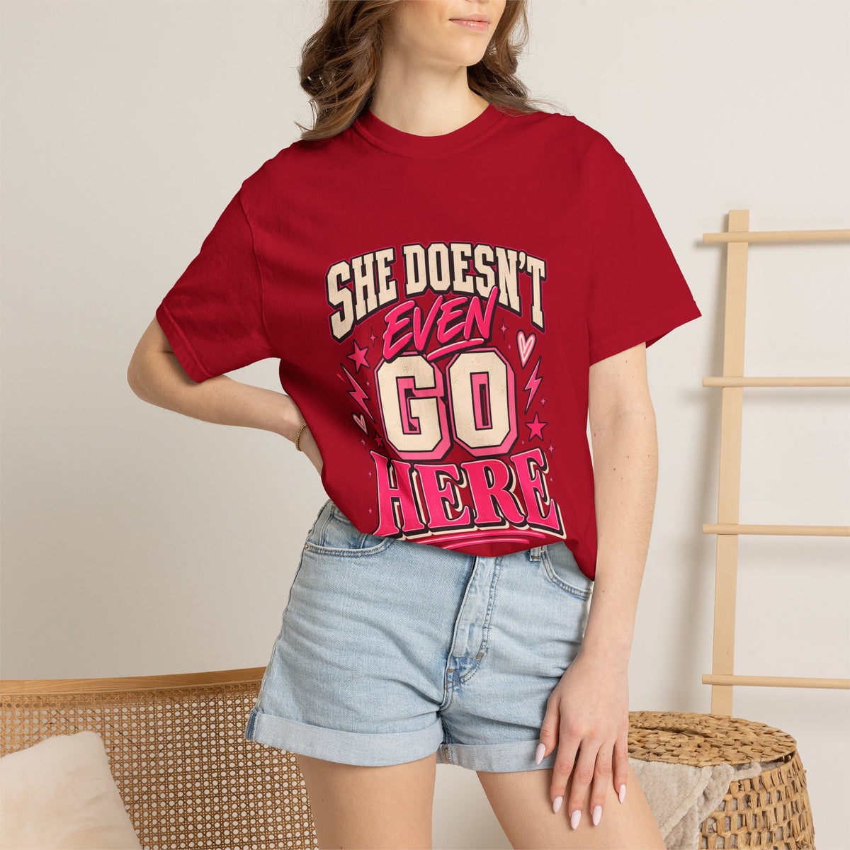 T-shirt Comfort Colors® « She Doesn't Even Go Here », cadeau avec citation drôle de Mean Girls, t-shirt humoristique sur la culture pop, cadeau pour amatrice de films pour une soirée entre filles