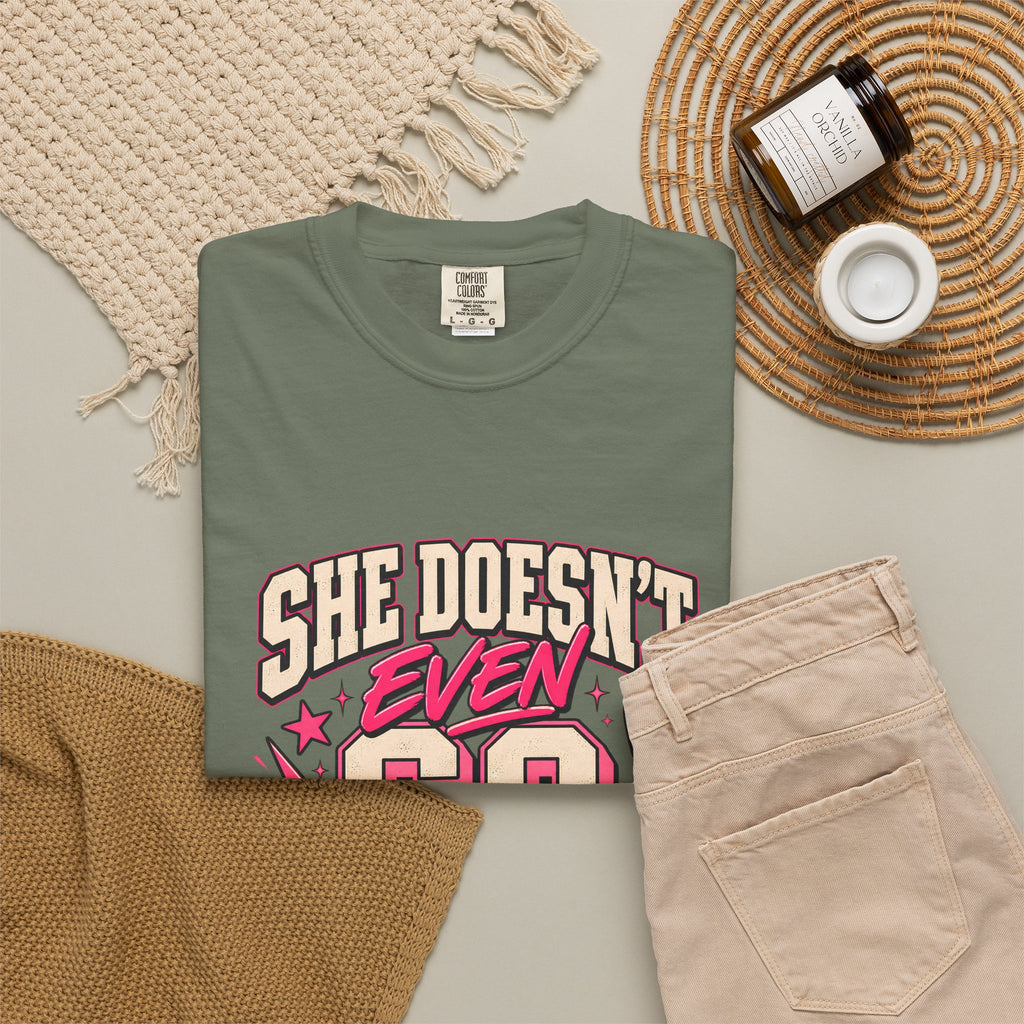 T-shirt Comfort Colors® « She Doesn't Even Go Here », cadeau avec citation drôle de Mean Girls, t-shirt humoristique sur la culture pop, cadeau pour amatrice de films pour une soirée entre filles