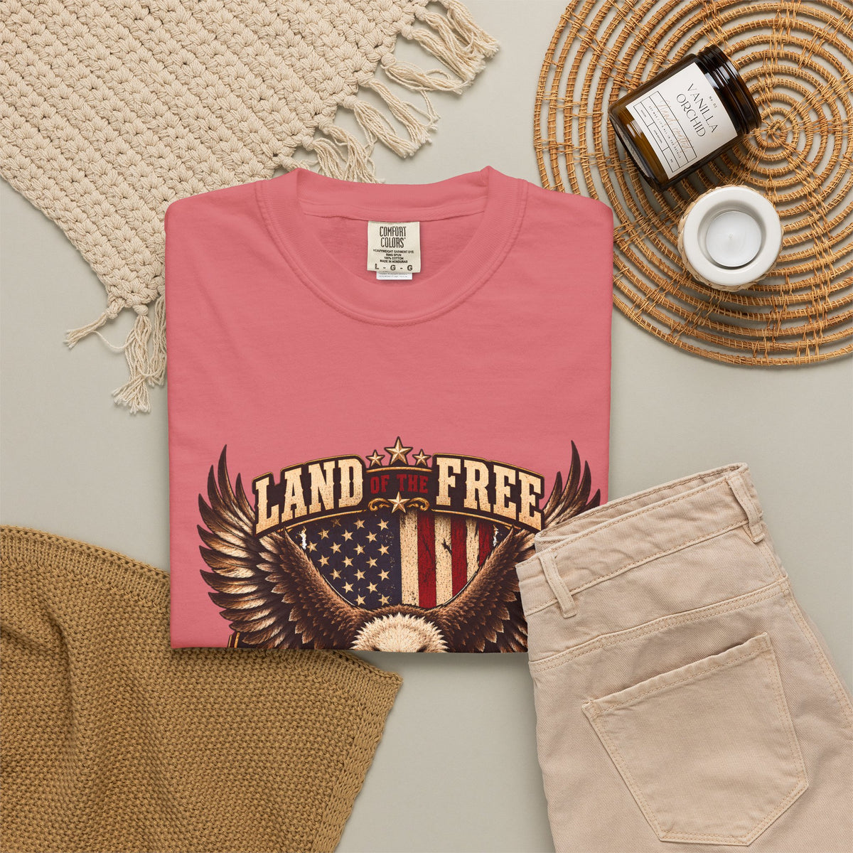 Comfort Colors® 勇者のおかげで自由の国 Tシャツ、愛国 ハクトウワシ ギフト、アメリカ国旗 退役軍人、軍支援シャツ