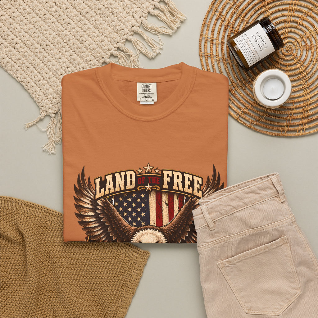 Comfort Colors® 勇者のおかげで自由の国 Tシャツ、愛国 ハクトウワシ ギフト、アメリカ国旗 退役軍人、軍支援シャツ