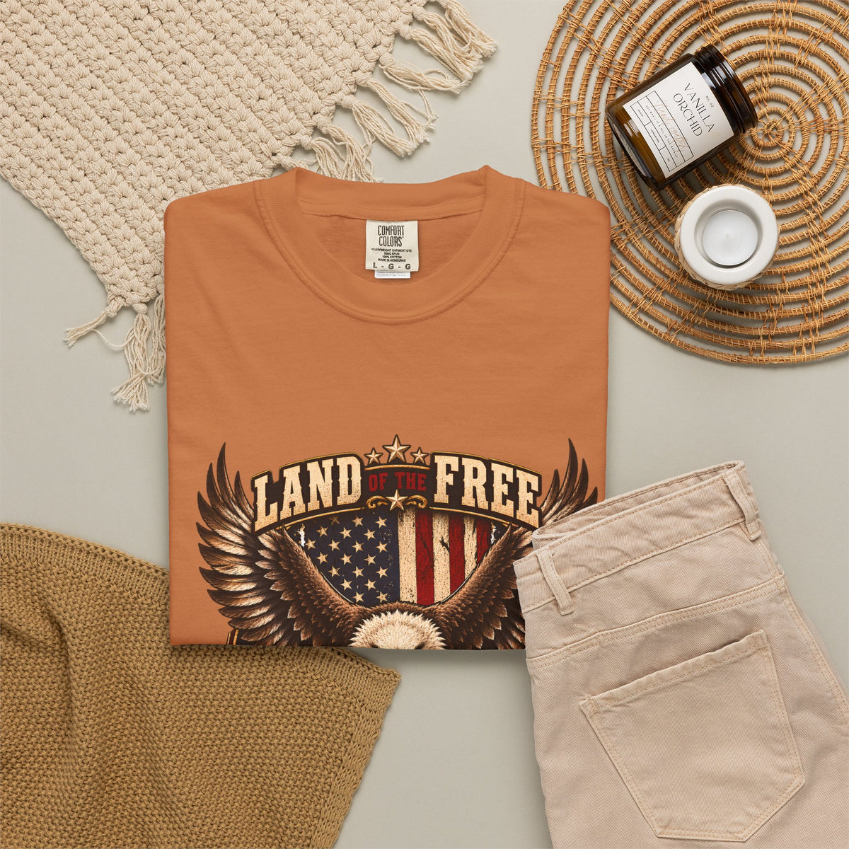 Comfort Colors® 勇者のおかげで自由の国 Tシャツ、愛国 ハクトウワシ ギフト、アメリカ国旗 退役軍人、軍支援シャツ