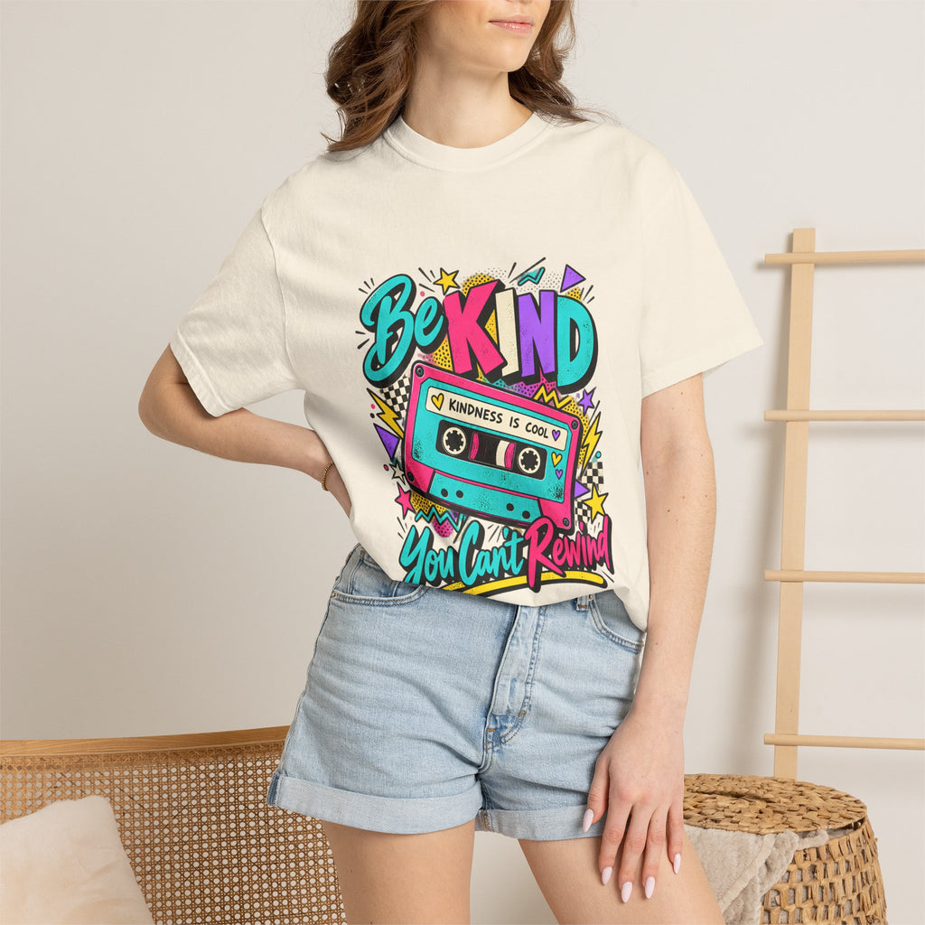 Camiseta Comfort Colors® Be Kind Kindness Is Cool You Can't Rewind, regalo de agradecimiento retro con mensaje de amabilidad, camiseta gráfica positiva con casete de los años 80
