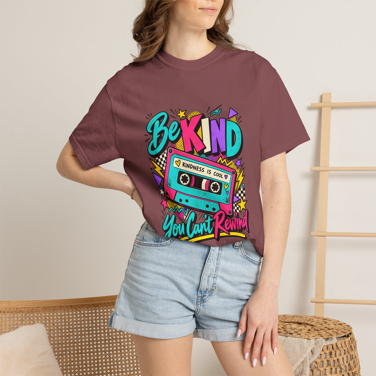 Camiseta Comfort Colors® Be Kind Kindness Is Cool You Can't Rewind, regalo de agradecimiento retro con mensaje de amabilidad, camiseta gráfica positiva con casete de los años 80