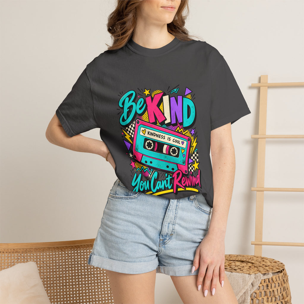 Camiseta Comfort Colors® Be Kind Kindness Is Cool You Can't Rewind, regalo de agradecimiento retro con mensaje de amabilidad, camiseta gráfica positiva con casete de los años 80