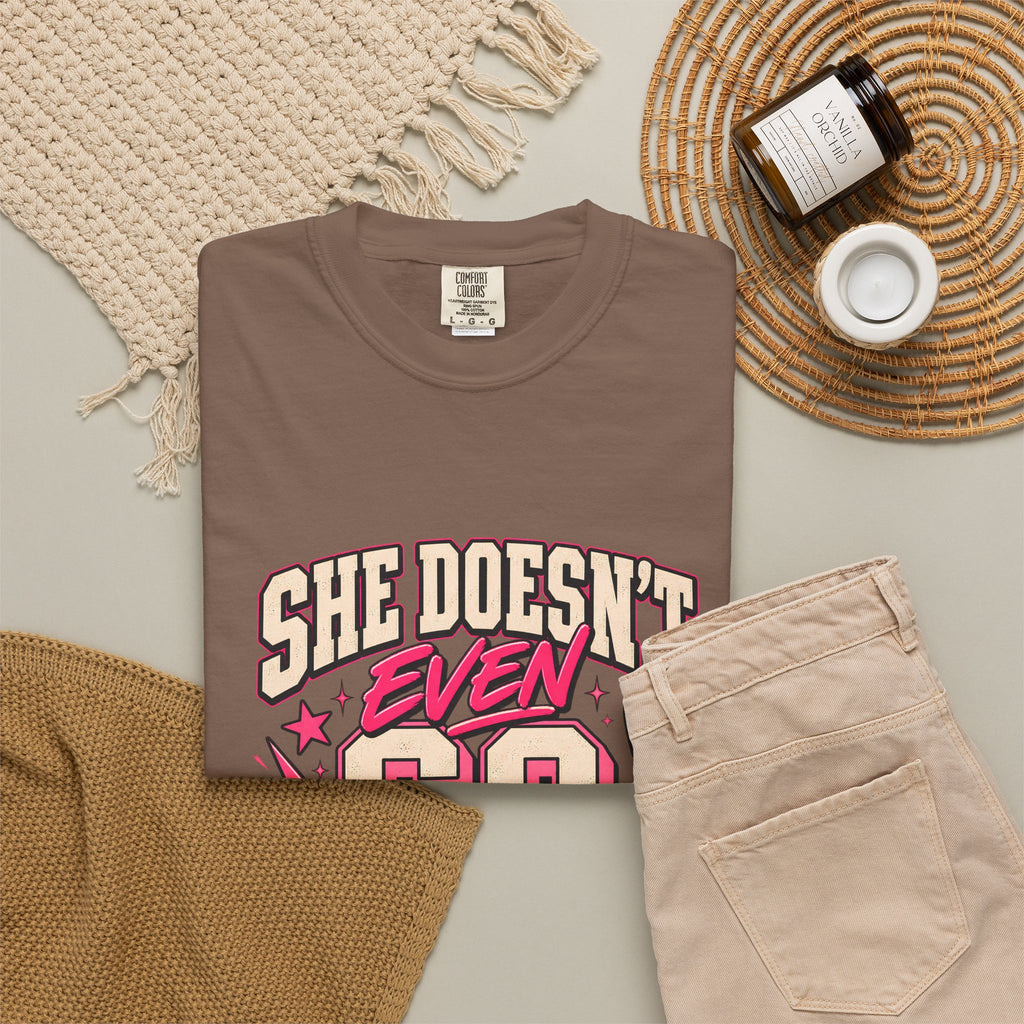 T-shirt Comfort Colors® « She Doesn't Even Go Here », cadeau avec citation drôle de Mean Girls, t-shirt humoristique sur la culture pop, cadeau pour amatrice de films pour une soirée entre filles