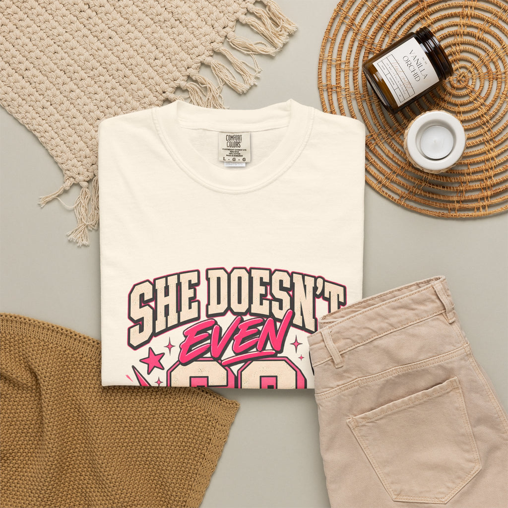 T-shirt Comfort Colors® « She Doesn't Even Go Here », cadeau avec citation drôle de Mean Girls, t-shirt humoristique sur la culture pop, cadeau pour amatrice de films pour une soirée entre filles