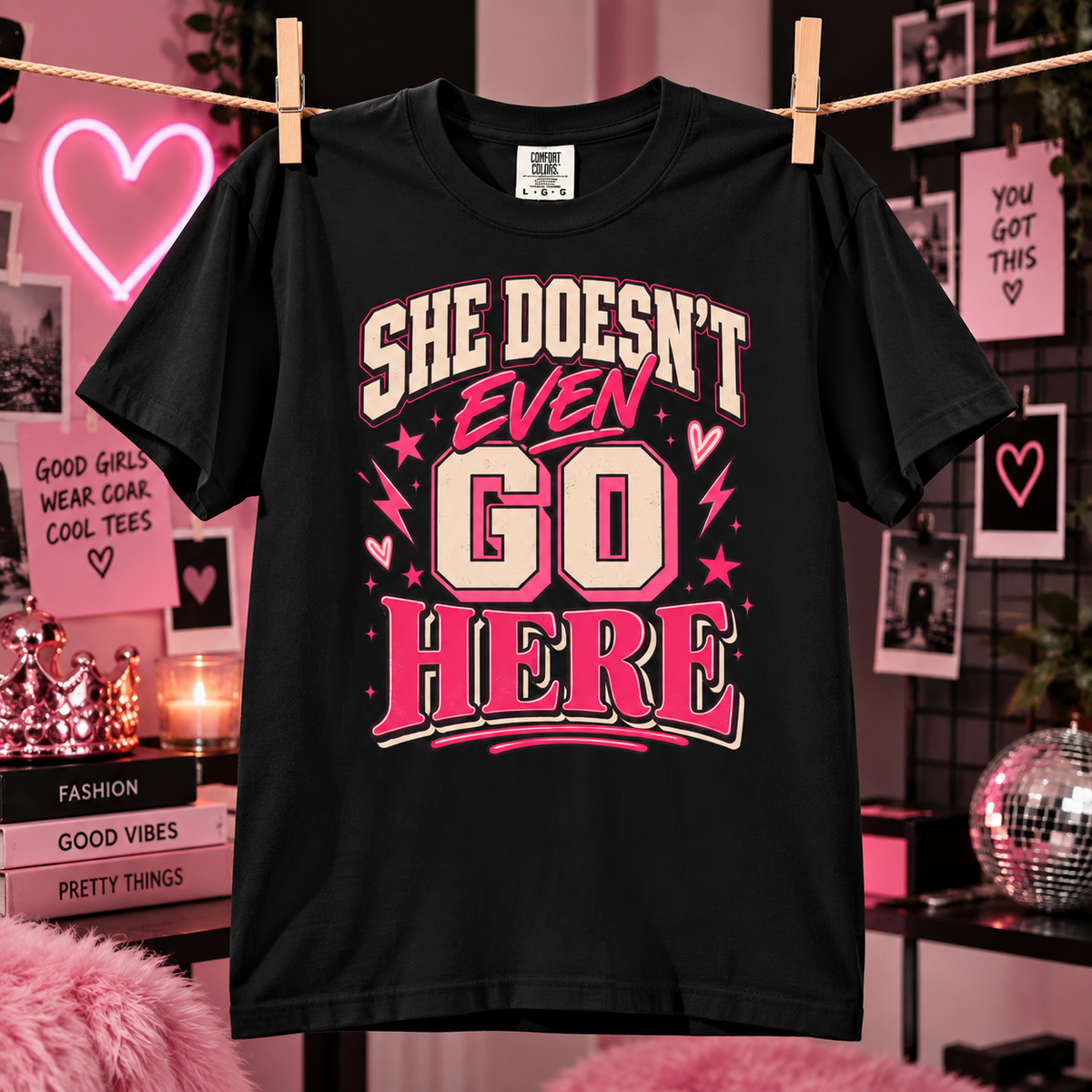 T-shirt Comfort Colors® « She Doesn't Even Go Here », cadeau avec citation drôle de Mean Girls, t-shirt humoristique sur la culture pop, cadeau pour amatrice de films pour une soirée entre filles