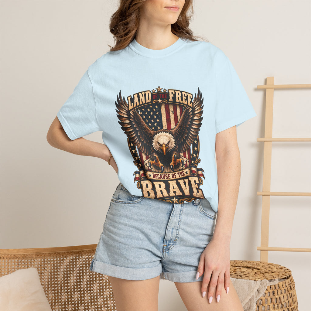 Comfort Colors® 勇者のおかげで自由の国 Tシャツ、愛国 ハクトウワシ ギフト、アメリカ国旗 退役軍人、軍支援シャツ