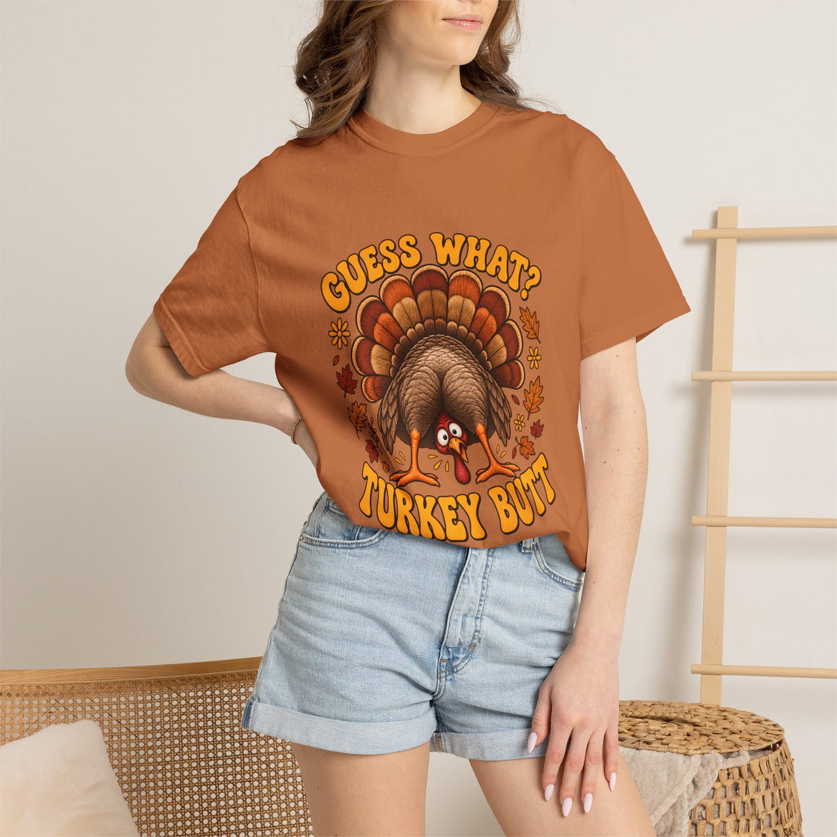 Camiseta Comfort Colors® "Guess What Turkey Butt", regalo divertido de Acción de Gracias con pavo, regalo retro con humor para la cena de otoño, camiseta gráfica familiar para Acción de Gracias