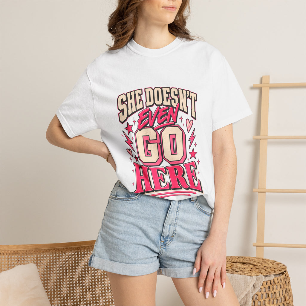 T-shirt Comfort Colors® « She Doesn't Even Go Here », cadeau avec citation drôle de Mean Girls, t-shirt humoristique sur la culture pop, cadeau pour amatrice de films pour une soirée entre filles