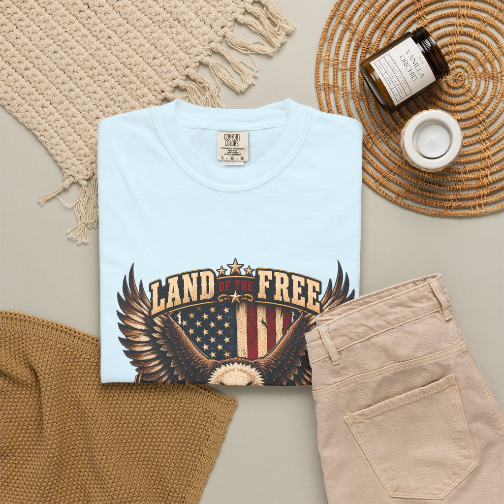 Comfort Colors® 勇者のおかげで自由の国 Tシャツ、愛国 ハクトウワシ ギフト、アメリカ国旗 退役軍人、軍支援シャツ