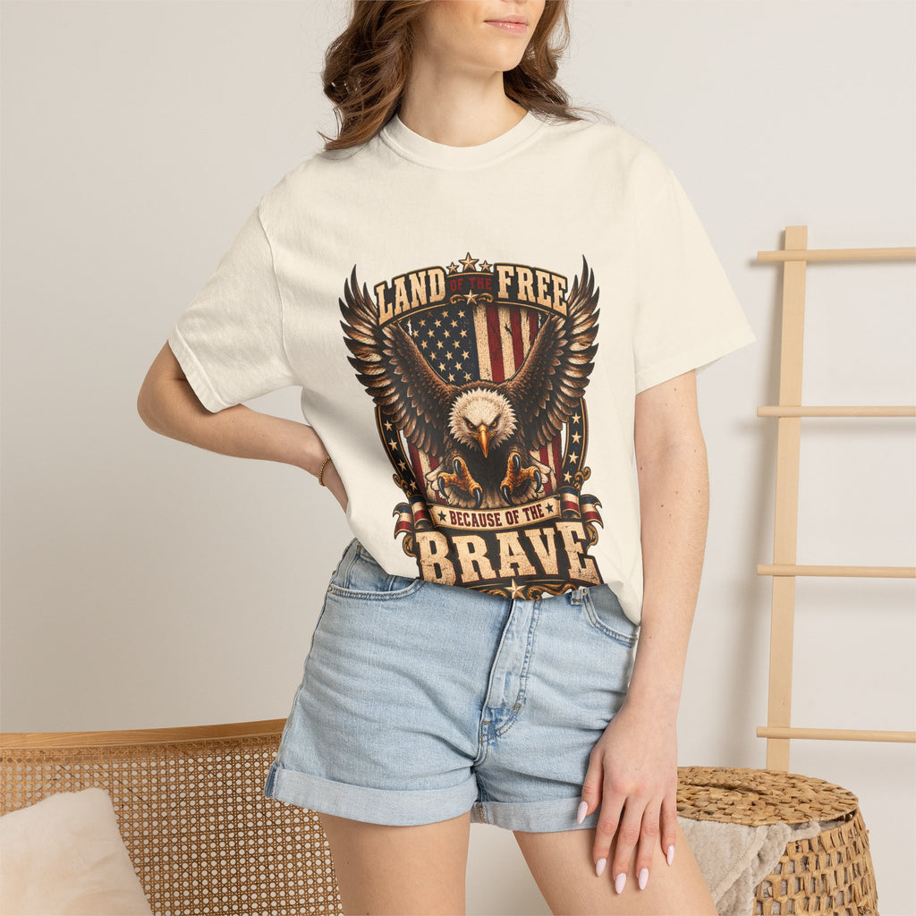 Comfort Colors® 勇者のおかげで自由の国 Tシャツ、愛国 ハクトウワシ ギフト、アメリカ国旗 退役軍人、軍支援シャツ